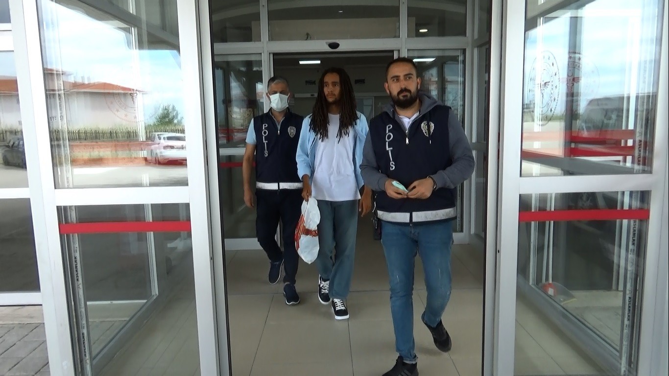 Tekirdağ’ın Muratlı ilçesinde şüpheli hareketleri üzerine gözaltına alınan şahsın 2,5 yıl önce İngiltere’de kaybolan ve bir daha kendisinden ...