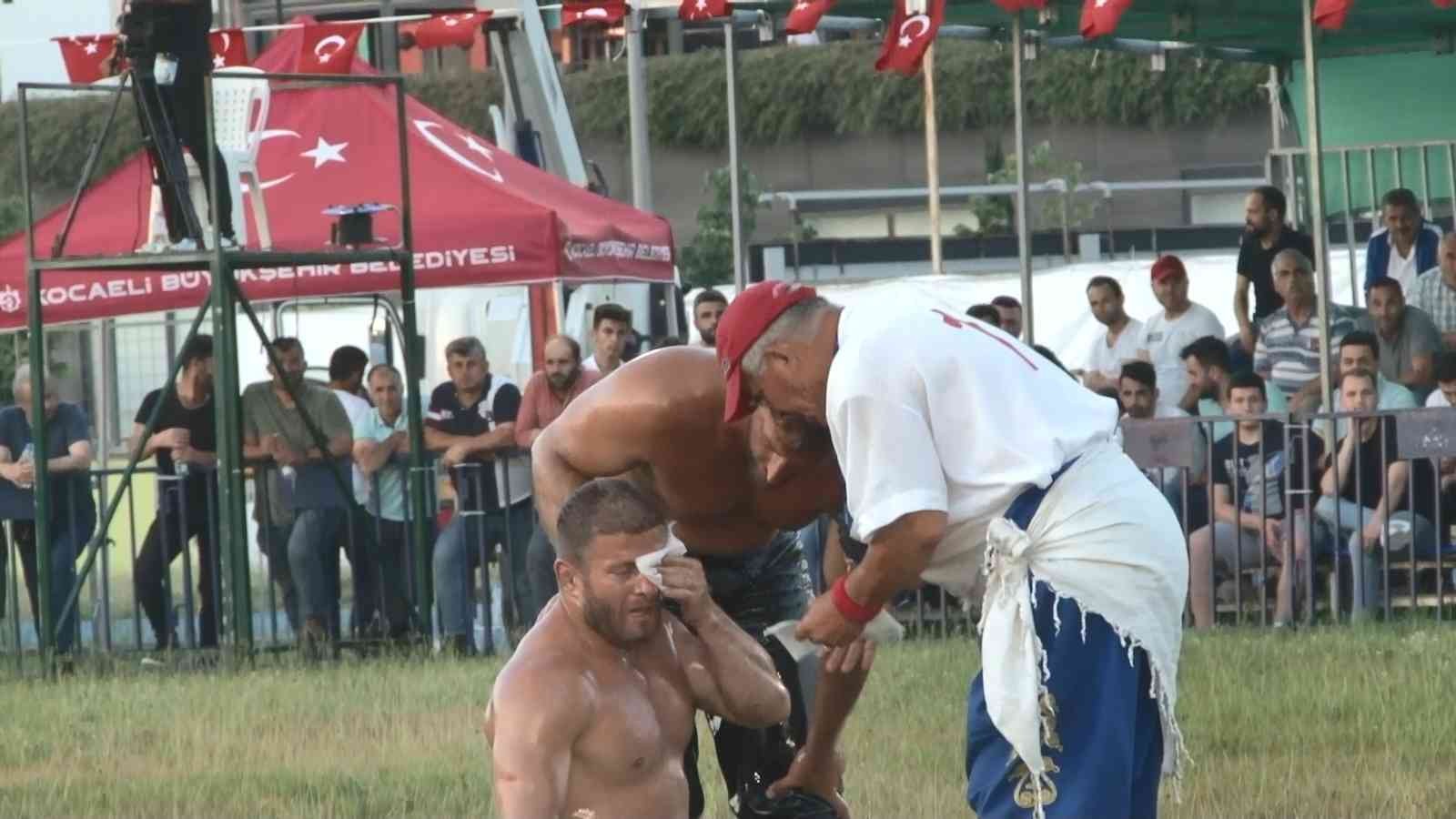 Kocaeli Sekapark Altın Kemer Yağlı Güreşleri finalinde İsmail Balaban ile Nedim Gürel arasında oynanan müsabakada Balaban, rakibinin boyunduruk ...