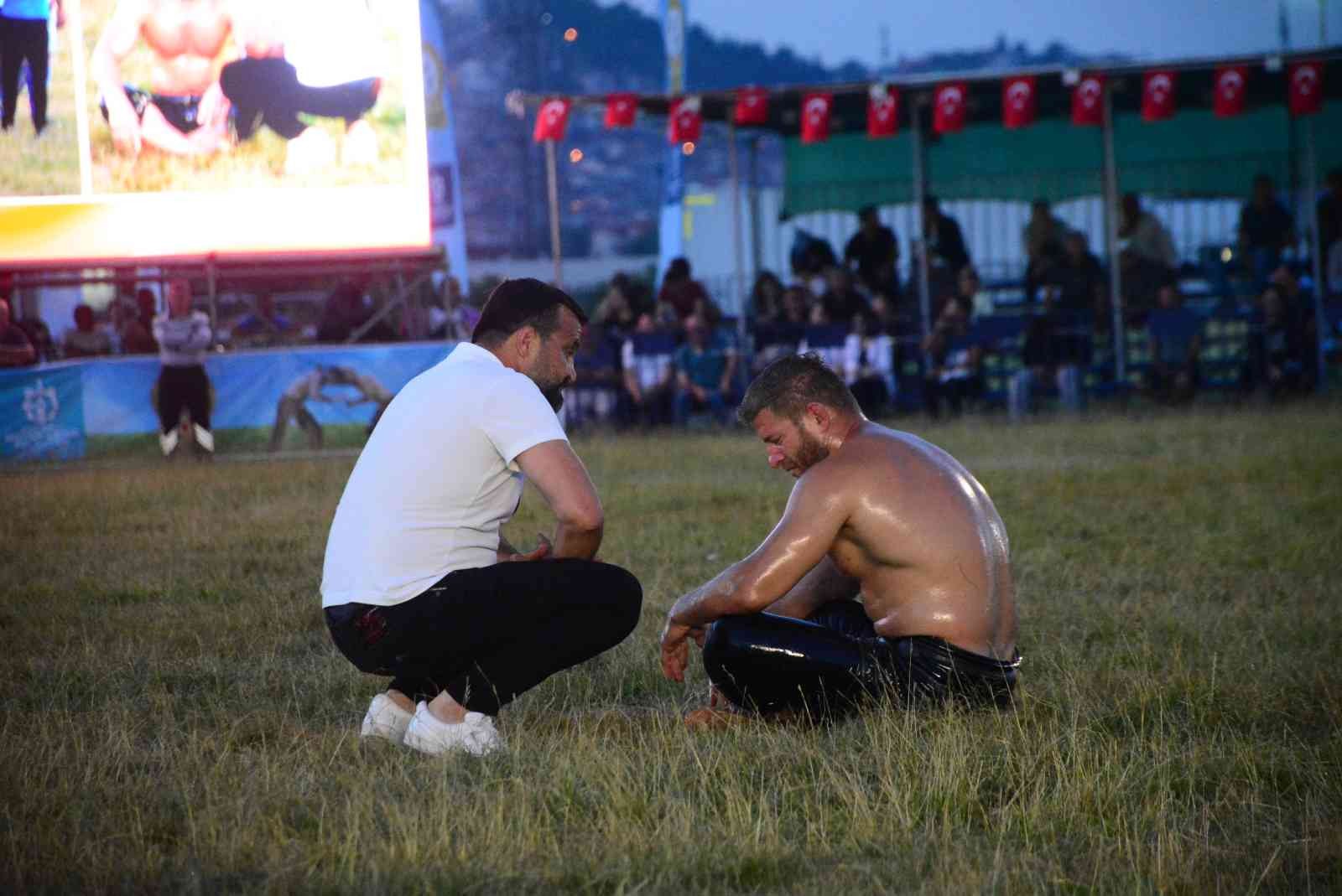 Kocaeli Sekapark Altın Kemer Yağlı Güreşleri finalinde İsmail Balaban ile Nedim Gürel arasında oynanan müsabakada Balaban, rakibinin boyunduruk ...