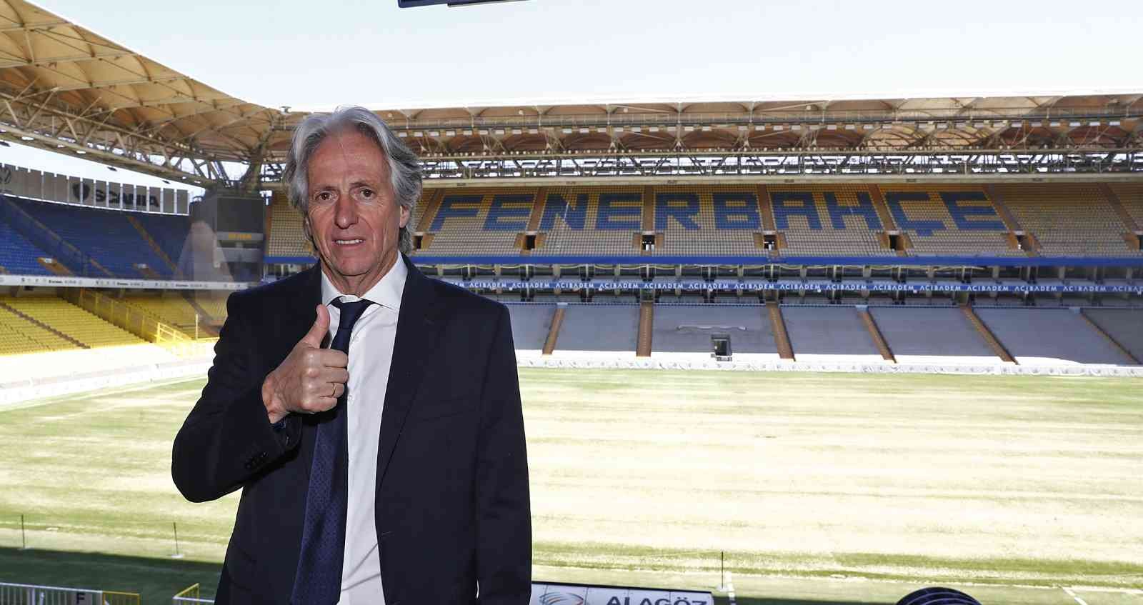 Fenerbahçe’nin yeni teknik direktörü Jorge Jesus, stadı gezdi. Sarı-lacivertli takımın yeni teknik direktörü Jorge Jesus, Fenerbahçe Başkanı Ali ...