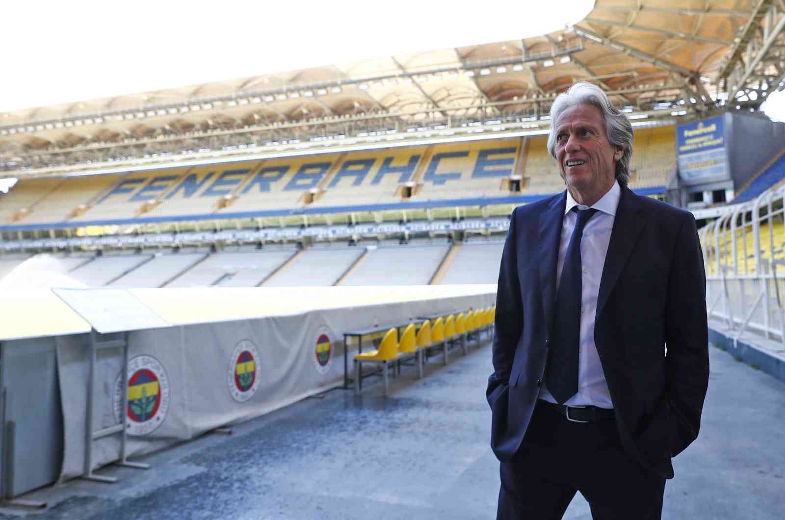 Fenerbahçe’nin yeni teknik direktörü Jorge Jesus, stadı gezdi. Sarı-lacivertli takımın yeni teknik direktörü Jorge Jesus, Fenerbahçe Başkanı Ali ...