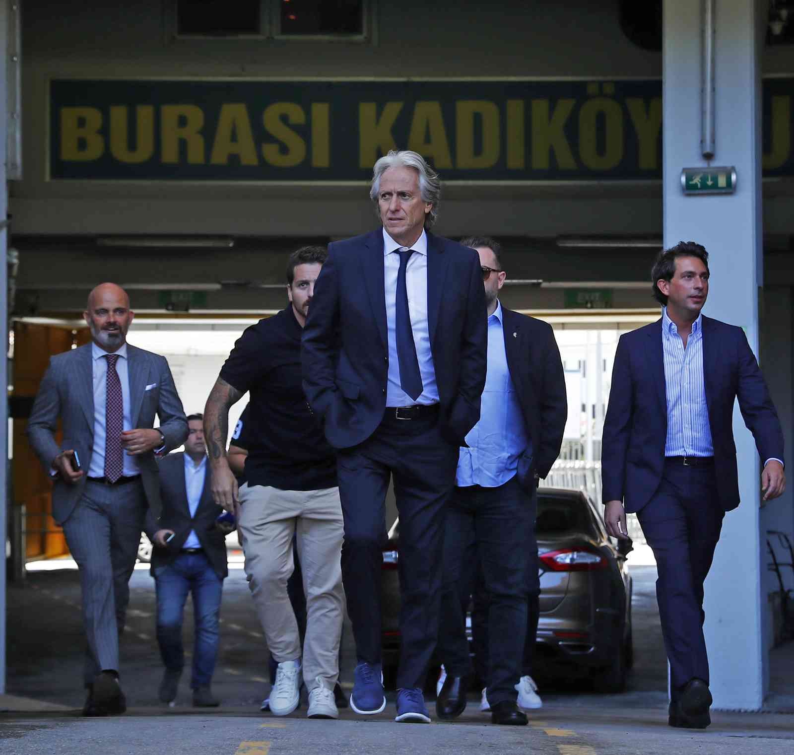 Fenerbahçe’nin yeni teknik direktörü Jorge Jesus, stadı gezdi. Sarı-lacivertli takımın yeni teknik direktörü Jorge Jesus, Fenerbahçe Başkanı Ali ...