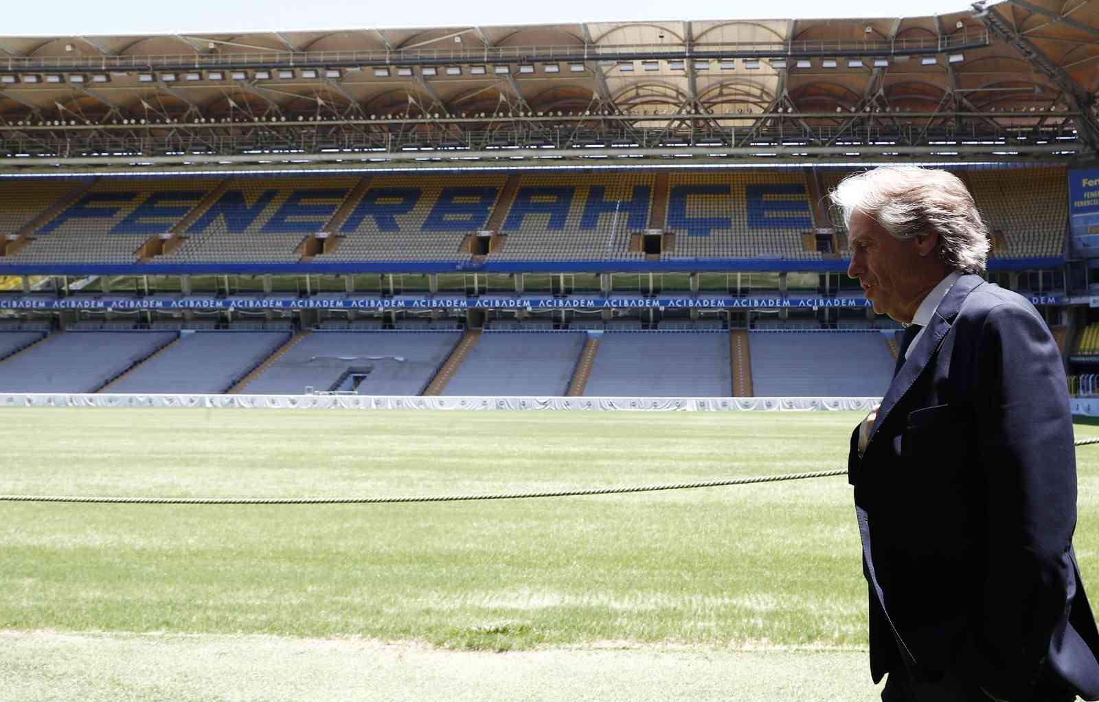 Fenerbahçe’nin yeni teknik direktörü Jorge Jesus, stadı gezdi. Sarı-lacivertli takımın yeni teknik direktörü Jorge Jesus, Fenerbahçe Başkanı Ali ...