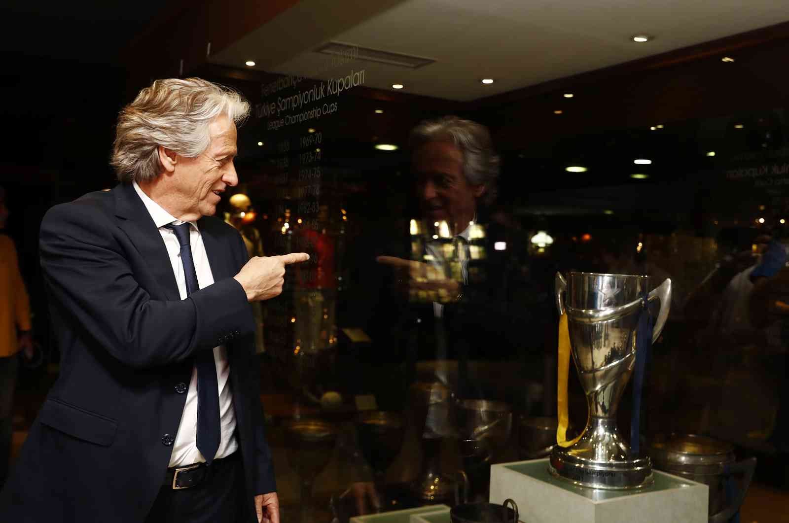 Fenerbahçe’nin yeni teknik direktörü Jorge Jesus, stadı gezdi. Sarı-lacivertli takımın yeni teknik direktörü Jorge Jesus, Fenerbahçe Başkanı Ali ...