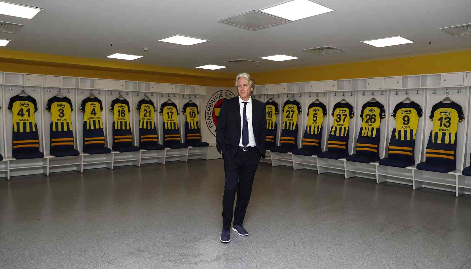 Fenerbahçe’nin yeni teknik direktörü Jorge Jesus, stadı gezdi. Sarı-lacivertli takımın yeni teknik direktörü Jorge Jesus, Fenerbahçe Başkanı Ali ...