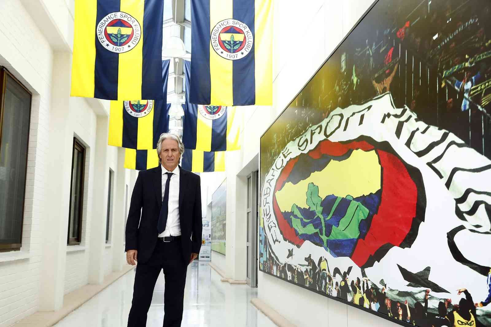 Fenerbahçe’nin görüşmelerini sürdürdüğü Portekizli Teknik Direktör Jorge Jesus, Samandıra Can Bartu Tesisleri’ni gezdi. Fenerbahçe tarafından ...