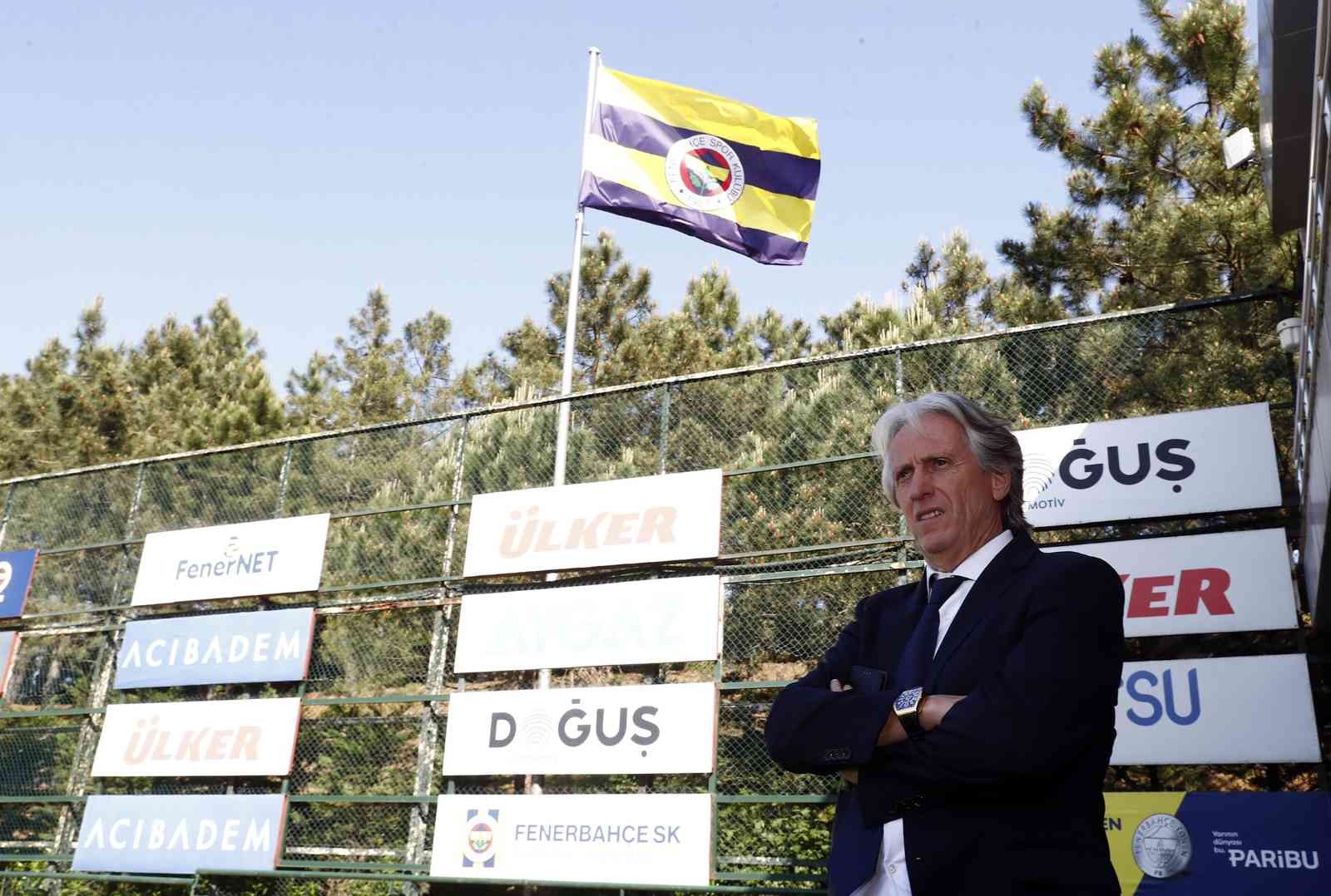 Fenerbahçe’nin görüşmelerini sürdürdüğü Portekizli Teknik Direktör Jorge Jesus, Samandıra Can Bartu Tesisleri’ni gezdi. Fenerbahçe tarafından ...