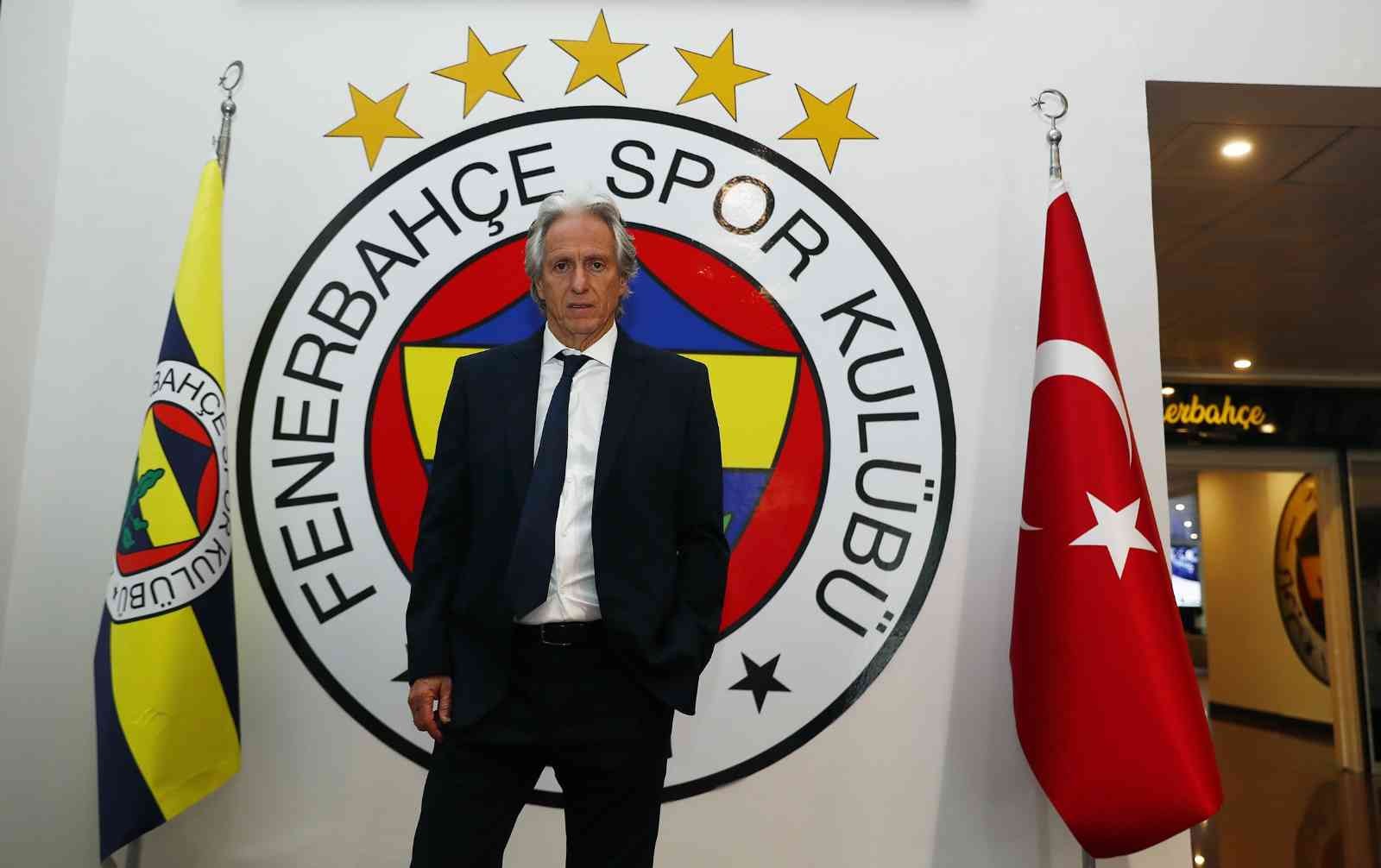 Fenerbahçe’nin görüşmelerini sürdürdüğü Portekizli Teknik Direktör Jorge Jesus, Samandıra Can Bartu Tesisleri’ni gezdi. Fenerbahçe tarafından ...