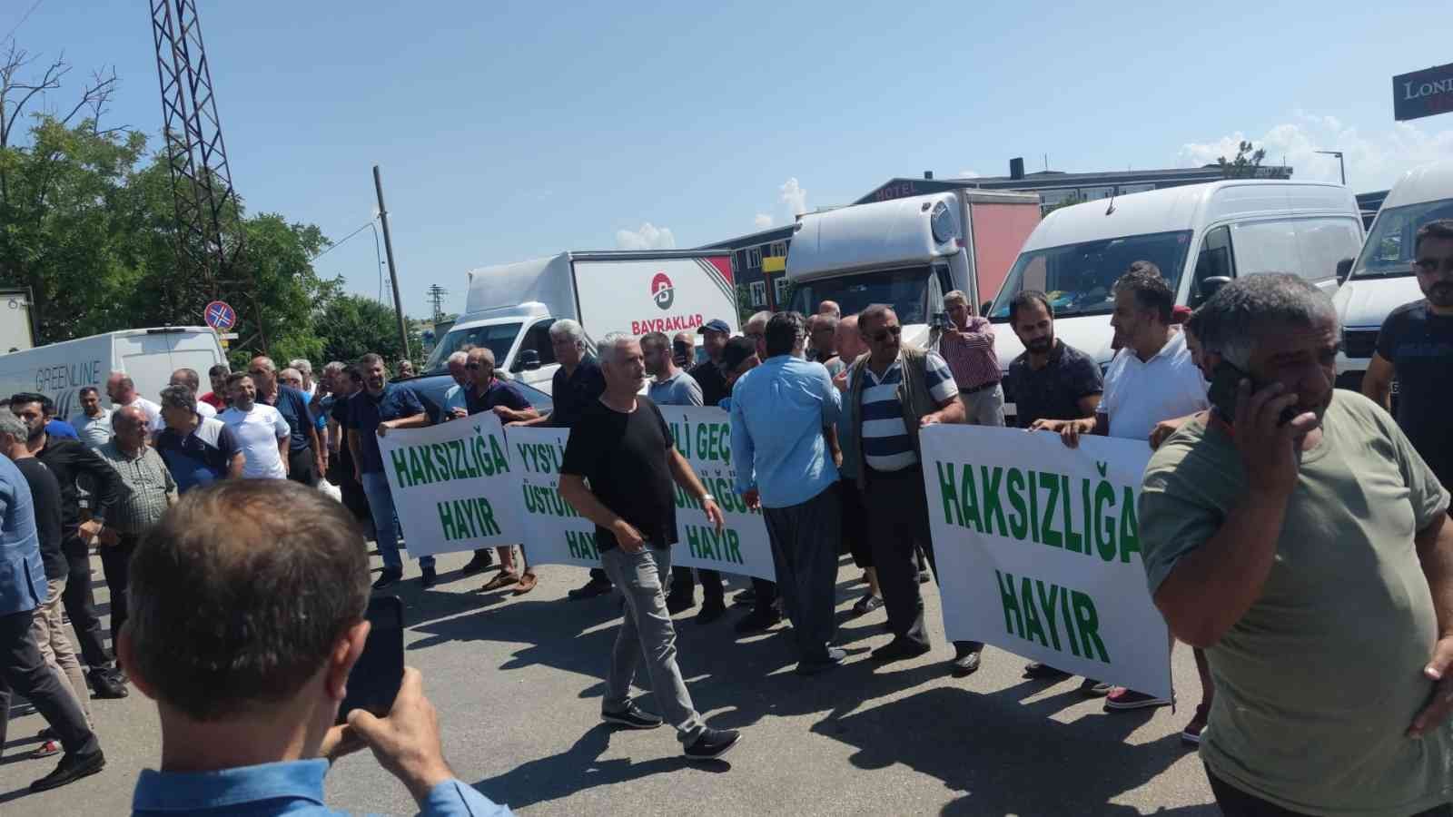 Edirne’deki Kapıkule Sınır Kapısı’nda tır şoförleri, bekleme saatlerinin artması ve minivan transit araçlara geçiş önceliği tanınması sebebiyle ...