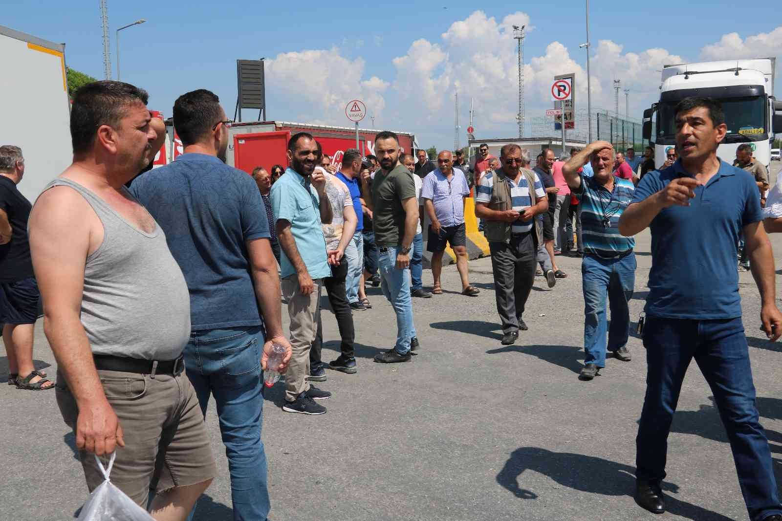 Edirne’deki Kapıkule Sınır Kapısı’nda tır şoförleri, bekleme saatlerinin artması ve minivan transit araçlara geçiş önceliği tanınması sebebiyle ...