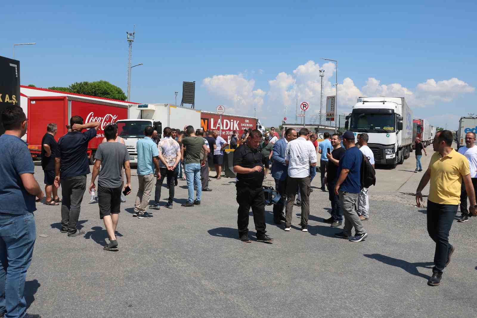 Edirne’deki Kapıkule Sınır Kapısı’nda tır şoförleri, bekleme saatlerinin artması ve minivan transit araçlara geçiş önceliği tanınması sebebiyle ...