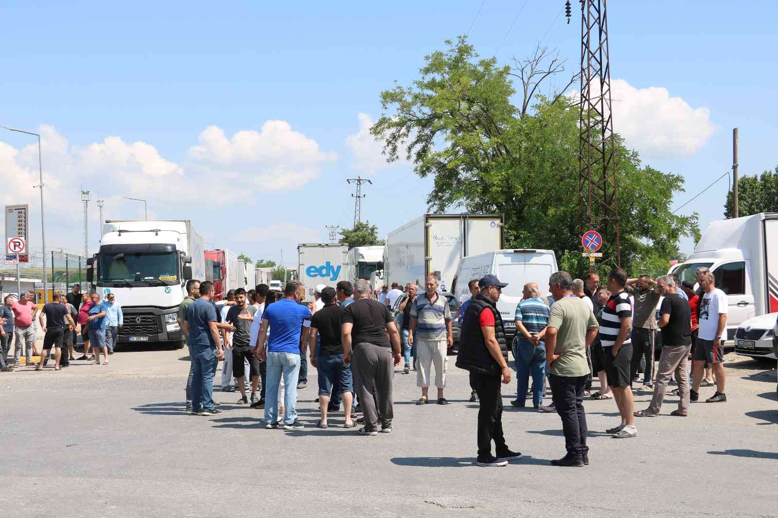 Edirne’deki Kapıkule Sınır Kapısı’nda tır şoförleri, bekleme saatlerinin artması ve minivan transit araçlara geçiş önceliği tanınması sebebiyle ...