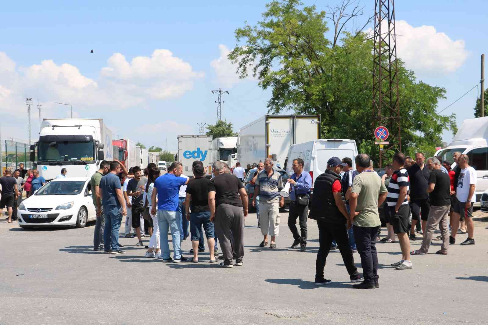 Edirne’deki Kapıkule Sınır Kapısı’nda tır şoförleri, bekleme saatlerinin artması ve minivan transit araçlara geçiş önceliği tanınması sebebiyle ...