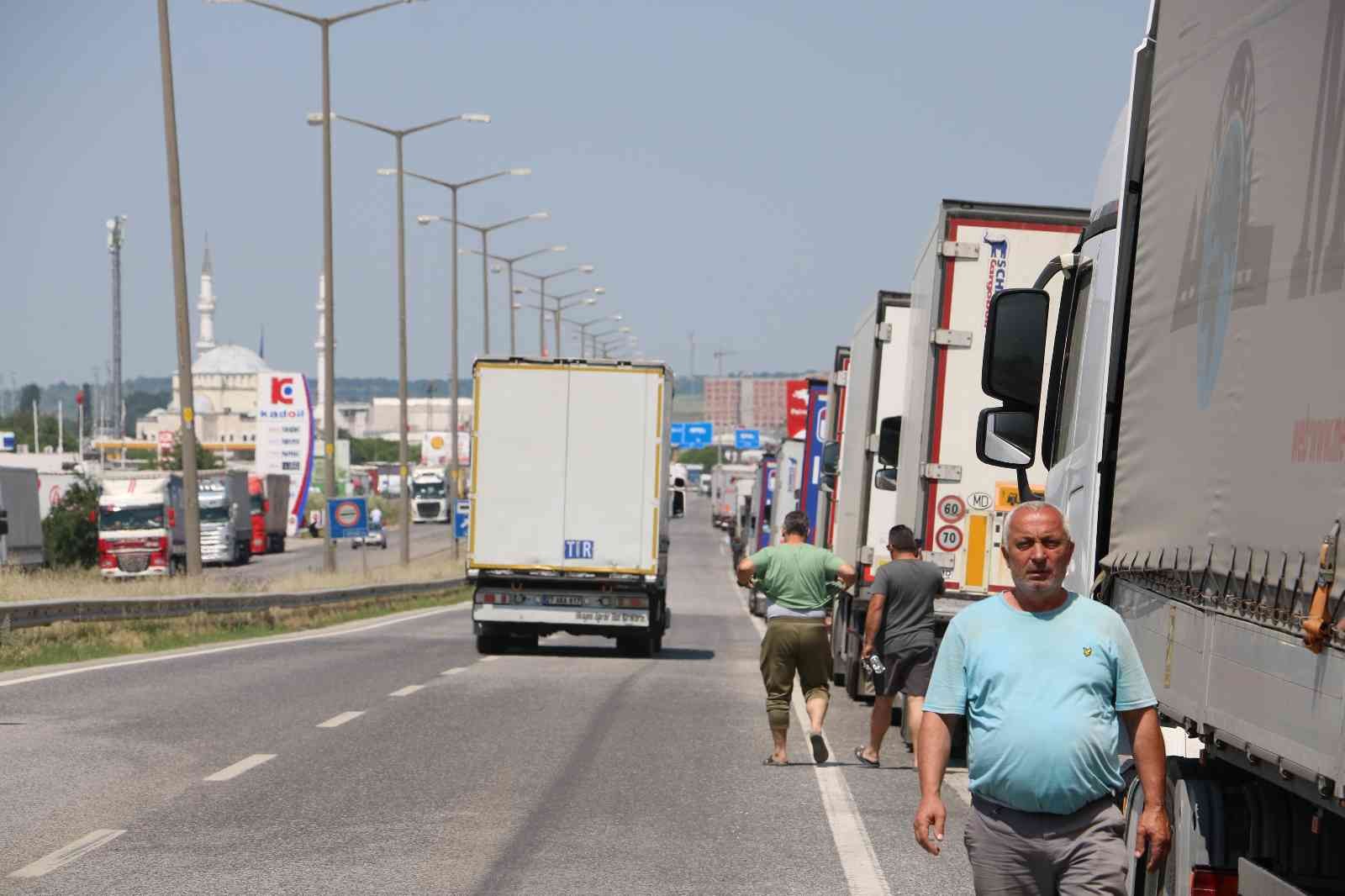 Edirne’deki Kapıkule Sınır Kapısı’nda tır şoförleri, bekleme saatlerinin artması ve minivan transit araçlara geçiş önceliği tanınması sebebiyle ...