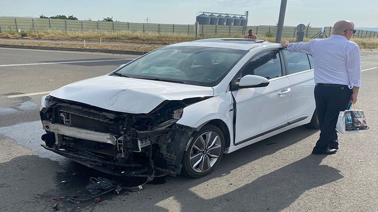 Edirne’nin Keşan ilçesinde hafif ticari araç ile otomobilin kavşak notasında çarpışması sonucu meydana gelen trafik kazasında 3 kişi yaralandı ...