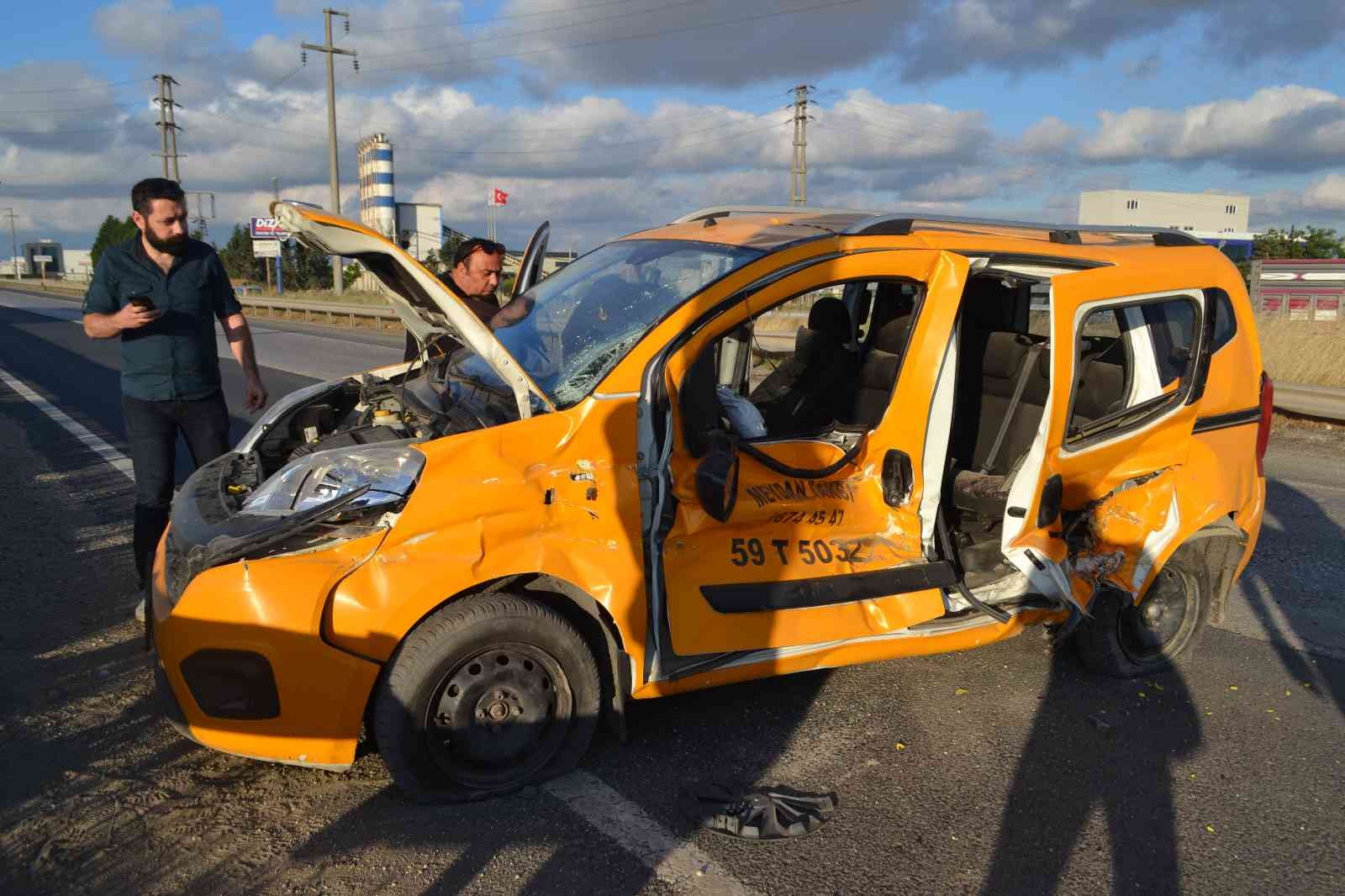 Tekirdağ Ergene’de kırmızı ışık ihlali yaptığı iddia edilen ticari taksi, yol ayrımında dönüş yapan otomobille çarpıştı. Kazada taksi şoförü ...