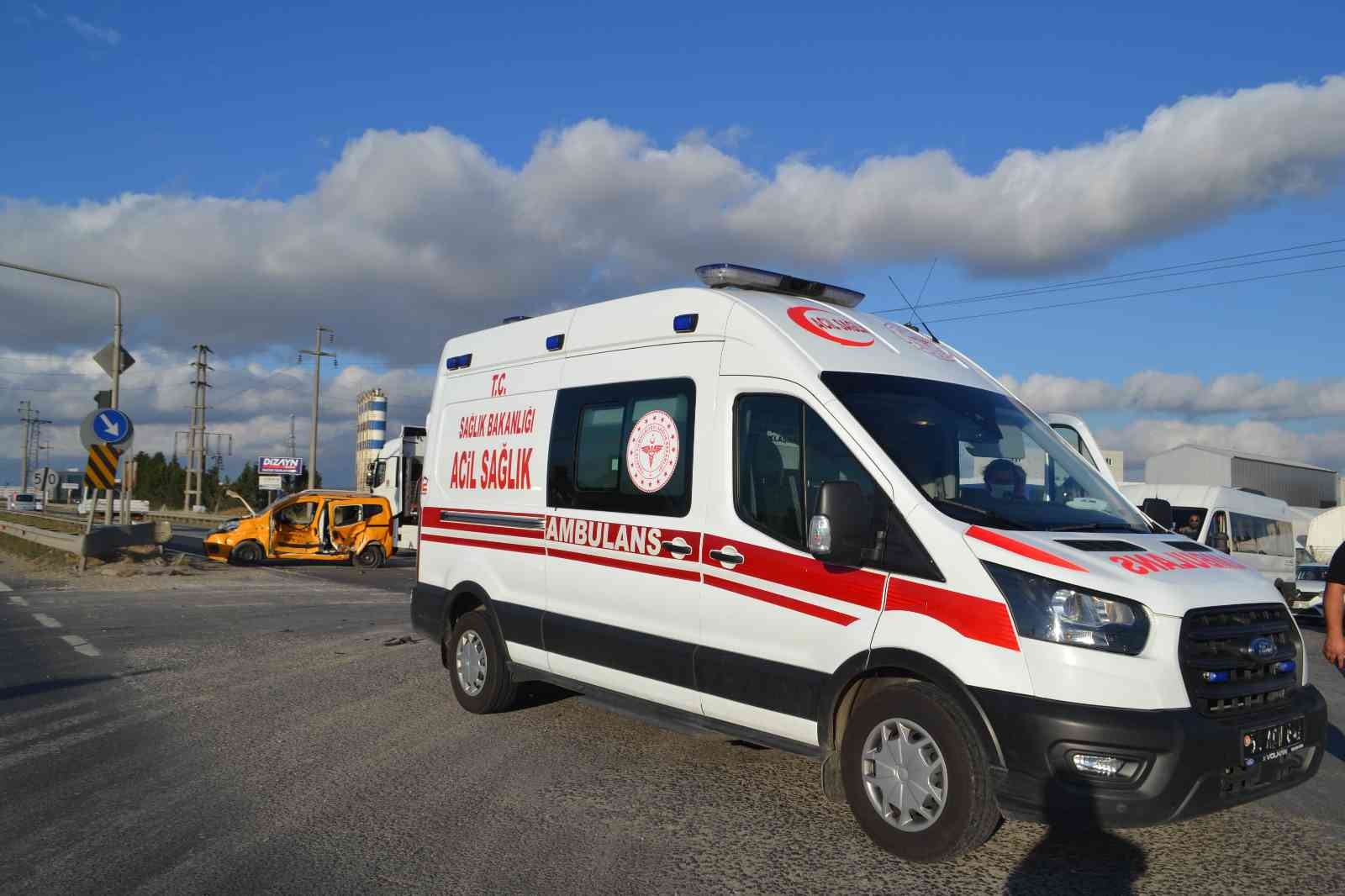 Tekirdağ Ergene’de kırmızı ışık ihlali yaptığı iddia edilen ticari taksi, yol ayrımında dönüş yapan otomobille çarpıştı. Kazada taksi şoförü ...