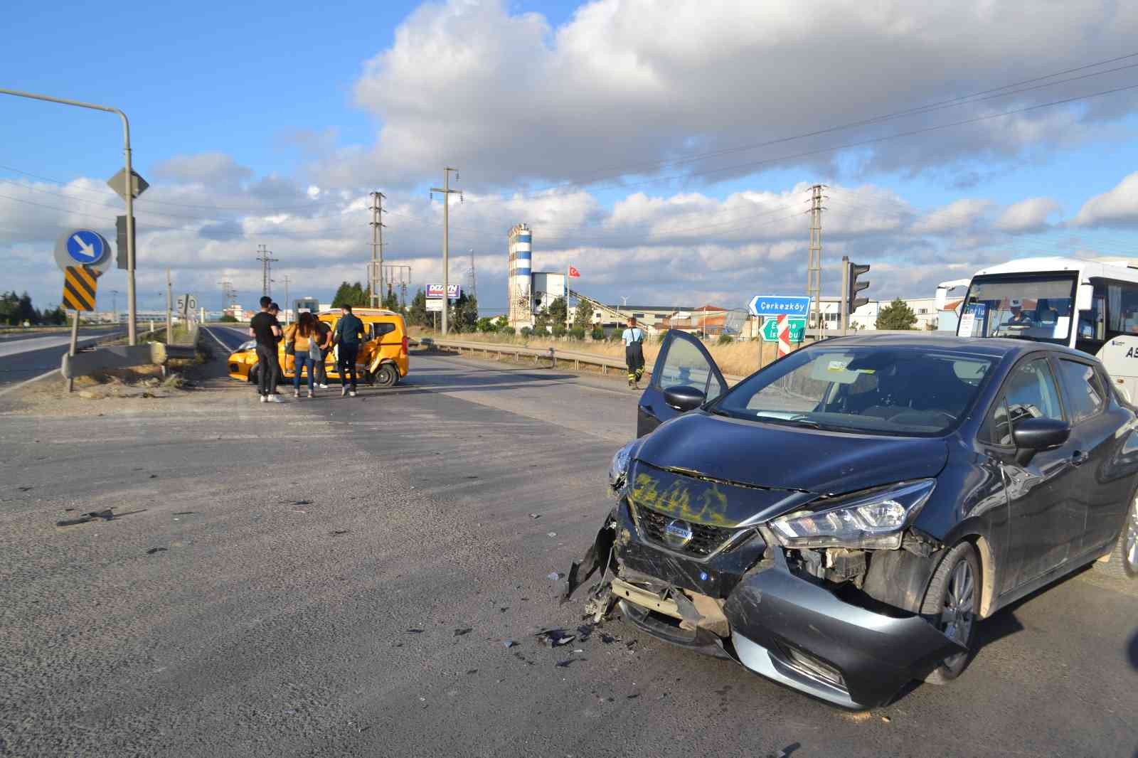 Tekirdağ Ergene’de kırmızı ışık ihlali yaptığı iddia edilen ticari taksi, yol ayrımında dönüş yapan otomobille çarpıştı. Kazada taksi şoförü ...