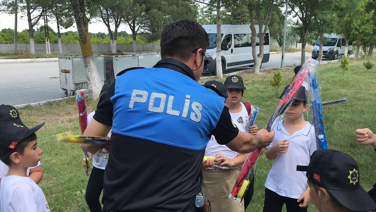 Kırklareli’nde devam eden "Kırk Gençler Emin Ellerde" projesi çerçevesinde polisler, köy okulu öğrencileriyle uçurtma uçurdu. Bir öğrenci, “Bugün ...