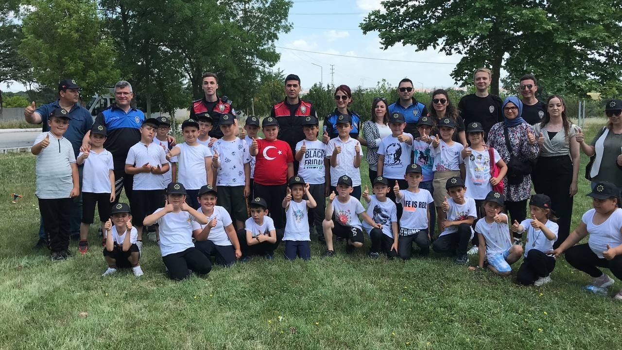 Kırklareli’nde devam eden "Kırk Gençler Emin Ellerde" projesi çerçevesinde polisler, köy okulu öğrencileriyle uçurtma uçurdu. Bir öğrenci, “Bugün ...