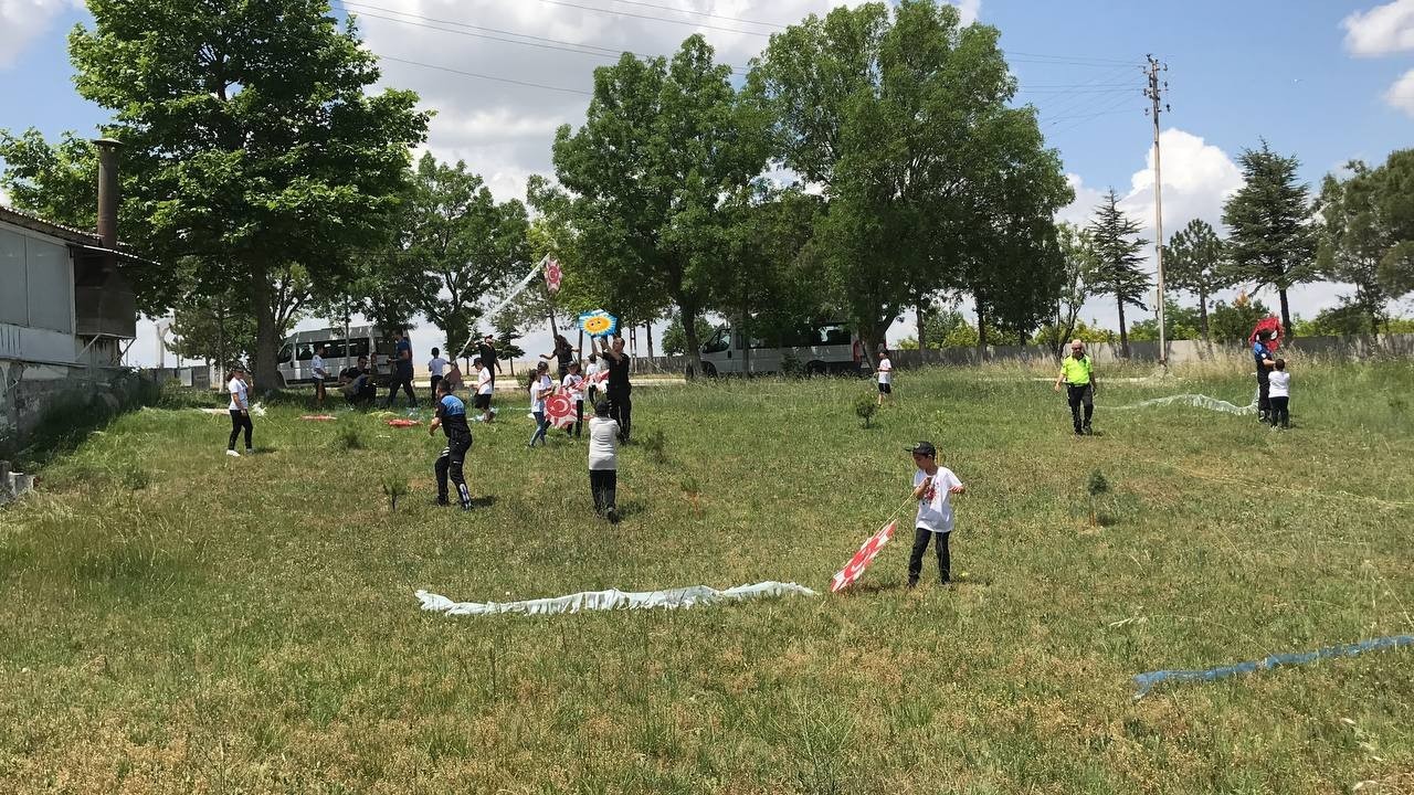 Kırklareli’nde devam eden "Kırk Gençler Emin Ellerde" projesi çerçevesinde polisler, köy okulu öğrencileriyle uçurtma uçurdu. Bir öğrenci, “Bugün ...