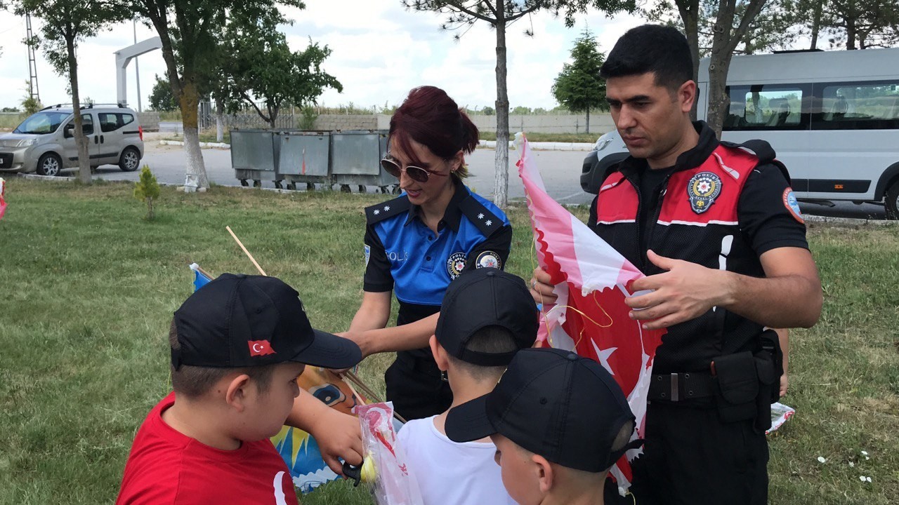 Kırklareli’nde devam eden "Kırk Gençler Emin Ellerde" projesi çerçevesinde polisler, köy okulu öğrencileriyle uçurtma uçurdu. Bir öğrenci, “Bugün ...