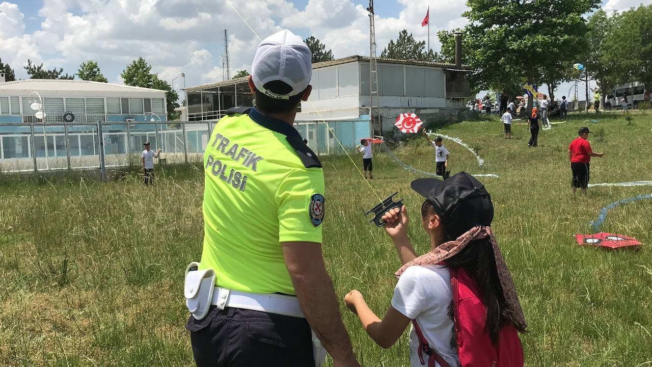 Kırklareli’nde devam eden "Kırk Gençler Emin Ellerde" projesi çerçevesinde polisler, köy okulu öğrencileriyle uçurtma uçurdu. Bir öğrenci, “Bugün ...