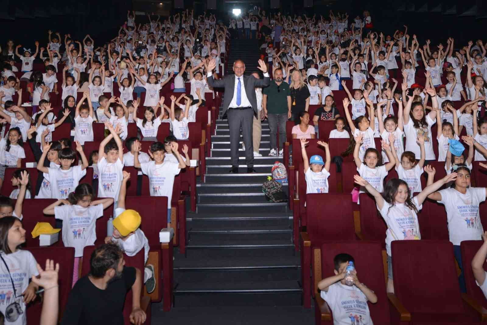 Kültür ve Turizm Bakanı Mehmet Nuri Ersoy, daha önce sinemaya gitmemiş çocuklarla birlikte film izledi. Bakan Ersoy, “Hedefimiz 1 milyon çocuğu ...