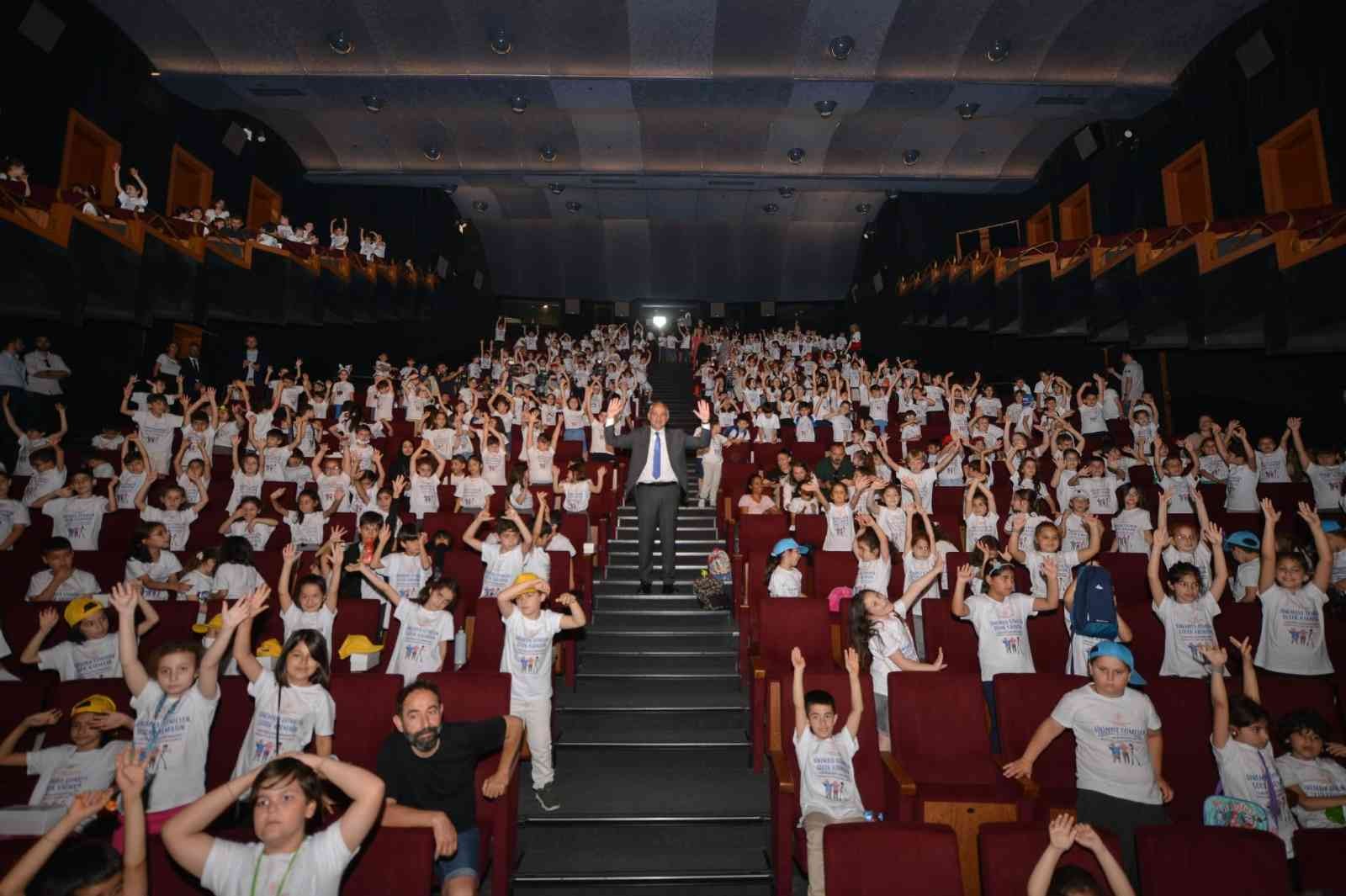 Kültür ve Turizm Bakanı Mehmet Nuri Ersoy, daha önce sinemaya gitmemiş çocuklarla birlikte film izledi. Bakan Ersoy, “Hedefimiz 1 milyon çocuğu ...