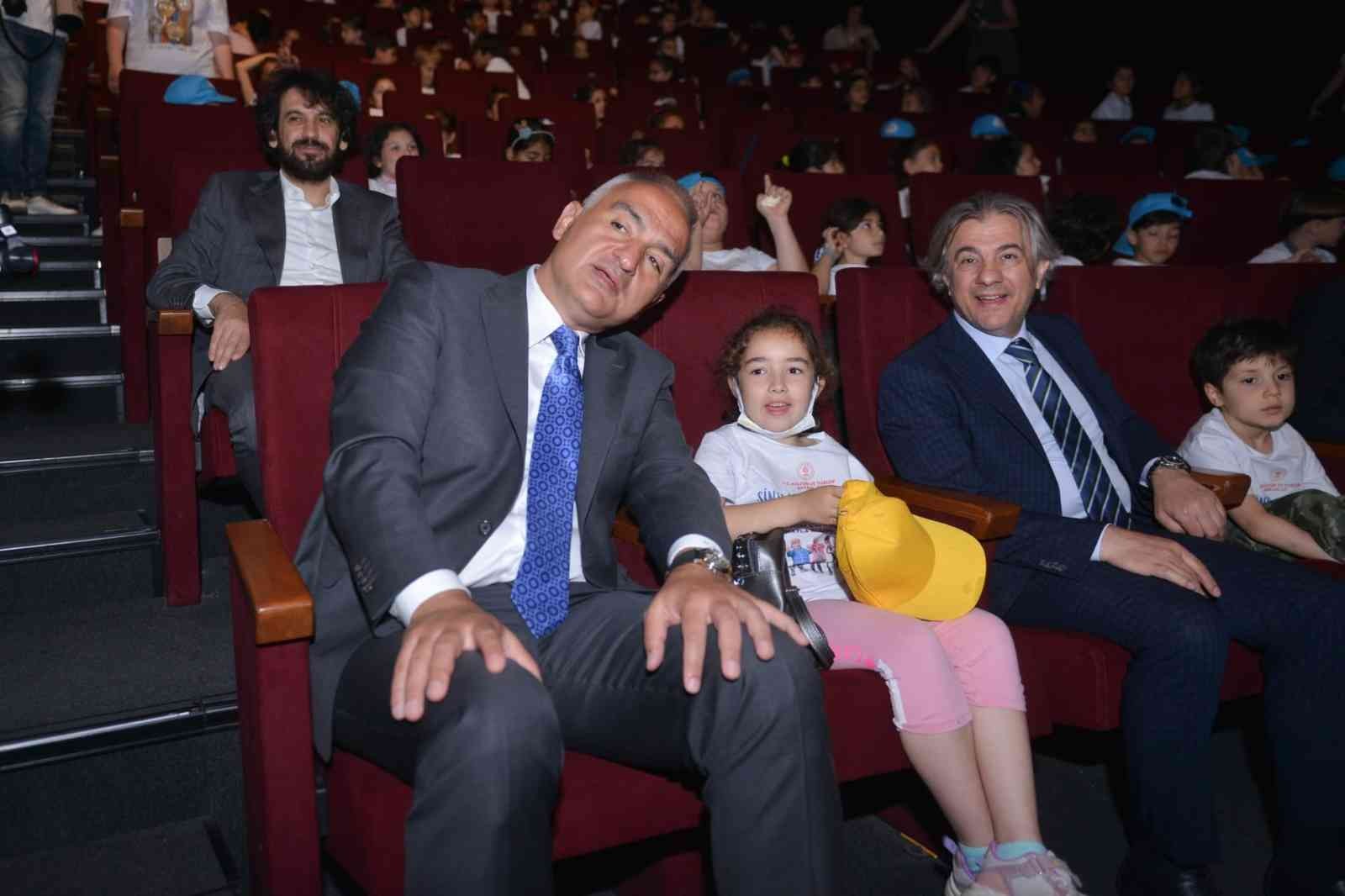 Kültür ve Turizm Bakanı Mehmet Nuri Ersoy, daha önce sinemaya gitmemiş çocuklarla birlikte film izledi. Bakan Ersoy, “Hedefimiz 1 milyon çocuğu ...