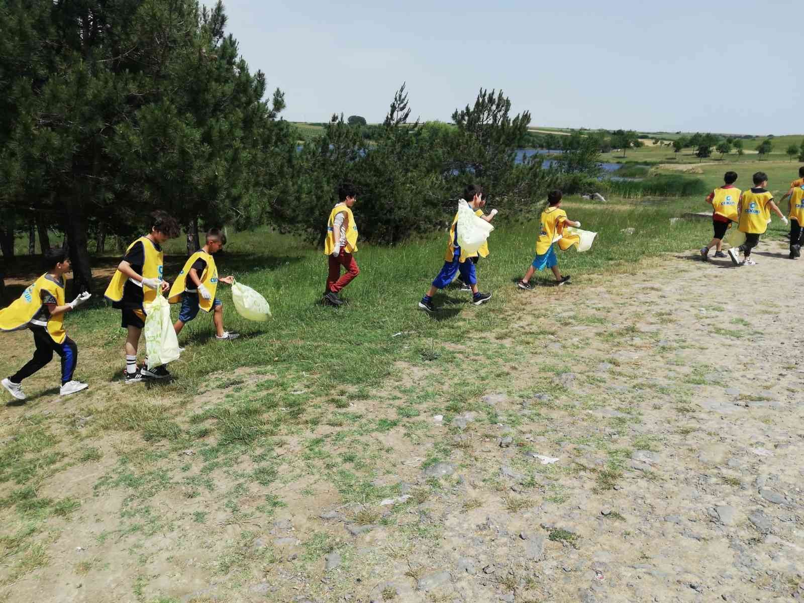 Tekirdağ’ın Muratlı ilçesinde ‘5 Haziran Dünya Çevre Günü’ çerçevesinde gönüllü gençler, Müsellim’de bulunan mesire alanını temizleyerek örnek ...