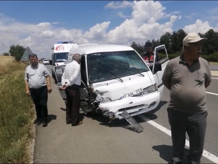 Edirne’de direksiyon hakimiyetini kaybeden midibüs, otomobile arkadan çarptı. Kazada otomobil sürücüsü ve midibüs sürücüsü yaralandı. Edinilen ...