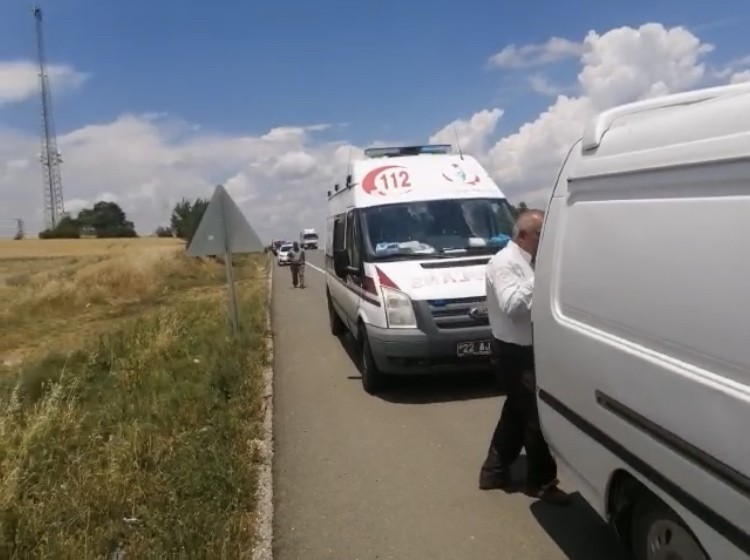 Edirne’de direksiyon hakimiyetini kaybeden midibüs, otomobile arkadan çarptı. Kazada otomobil sürücüsü ve midibüs sürücüsü yaralandı. Edinilen ...