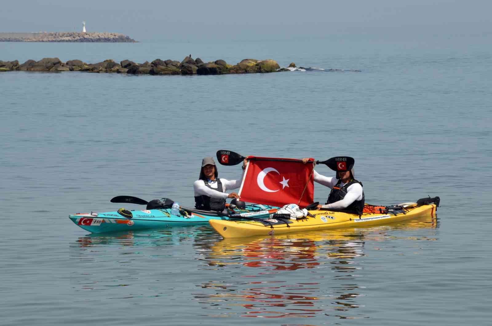 İstanbul’dan aldıkları Türk bayrağını, kano ile 9 Haziran’da Şeref ve Kahramanlık Günü’nü kutlayacak olan Kastamonu’nun İnebolu ilçesine götüren ...