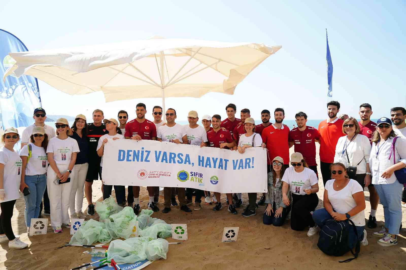 A Milli Futbol Takımı Teknik Direktörü Stefan Kuntz ve milli futbolcular, 5-11 Haziran tarihleri arasındaki Çevre Koruma Haftası’nın önemine ...