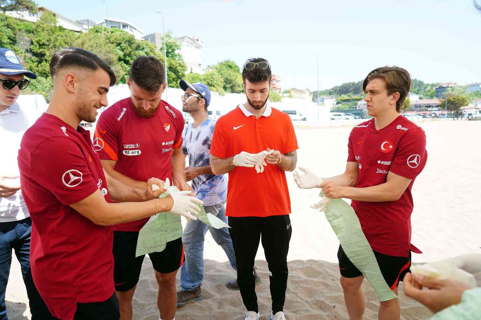 A Milli Futbol Takımı Teknik Direktörü Stefan Kuntz ve milli futbolcular, 5-11 Haziran tarihleri arasındaki Çevre Koruma Haftası’nın önemine ...