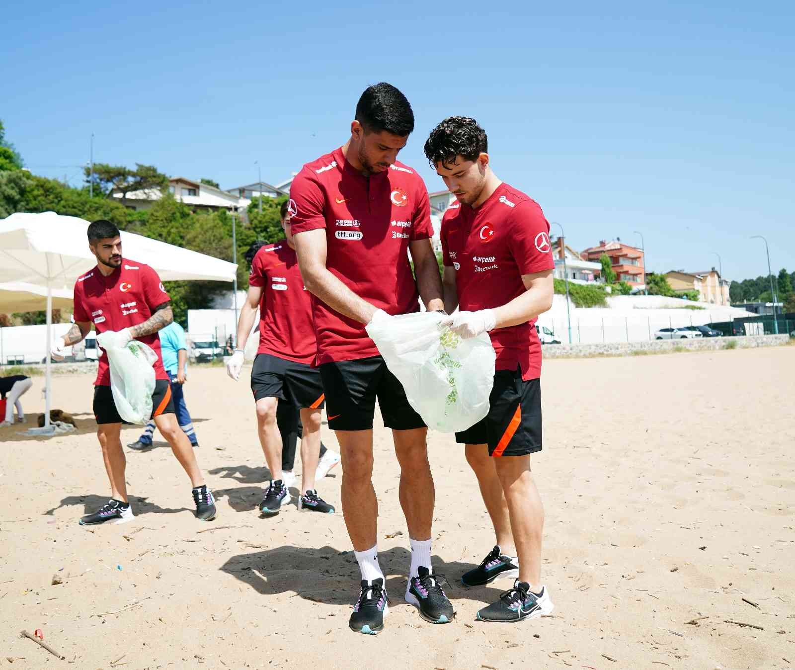 A Milli Futbol Takımı Teknik Direktörü Stefan Kuntz ve milli futbolcular, 5-11 Haziran tarihleri arasındaki Çevre Koruma Haftası’nın önemine ...