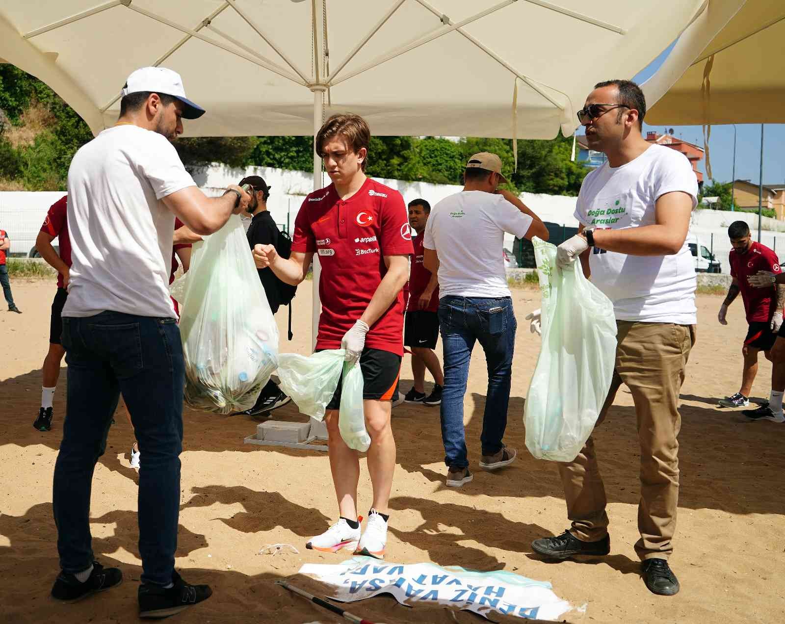 A Milli Futbol Takımı Teknik Direktörü Stefan Kuntz ve milli futbolcular, 5-11 Haziran tarihleri arasındaki Çevre Koruma Haftası’nın önemine ...