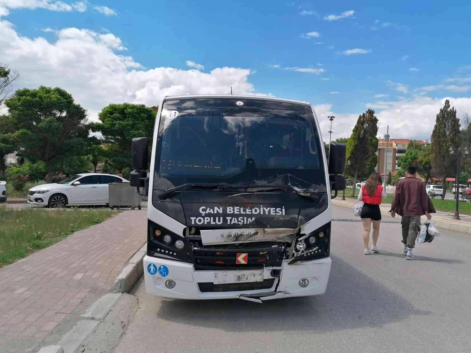 Çanakkale’de minibüs ile kamyonetin çarpışması sonucu 8 kişi yaralandı. Edinilen bilgiye göre, Çan ilçesinde meydana gelen trafik kazasında ...