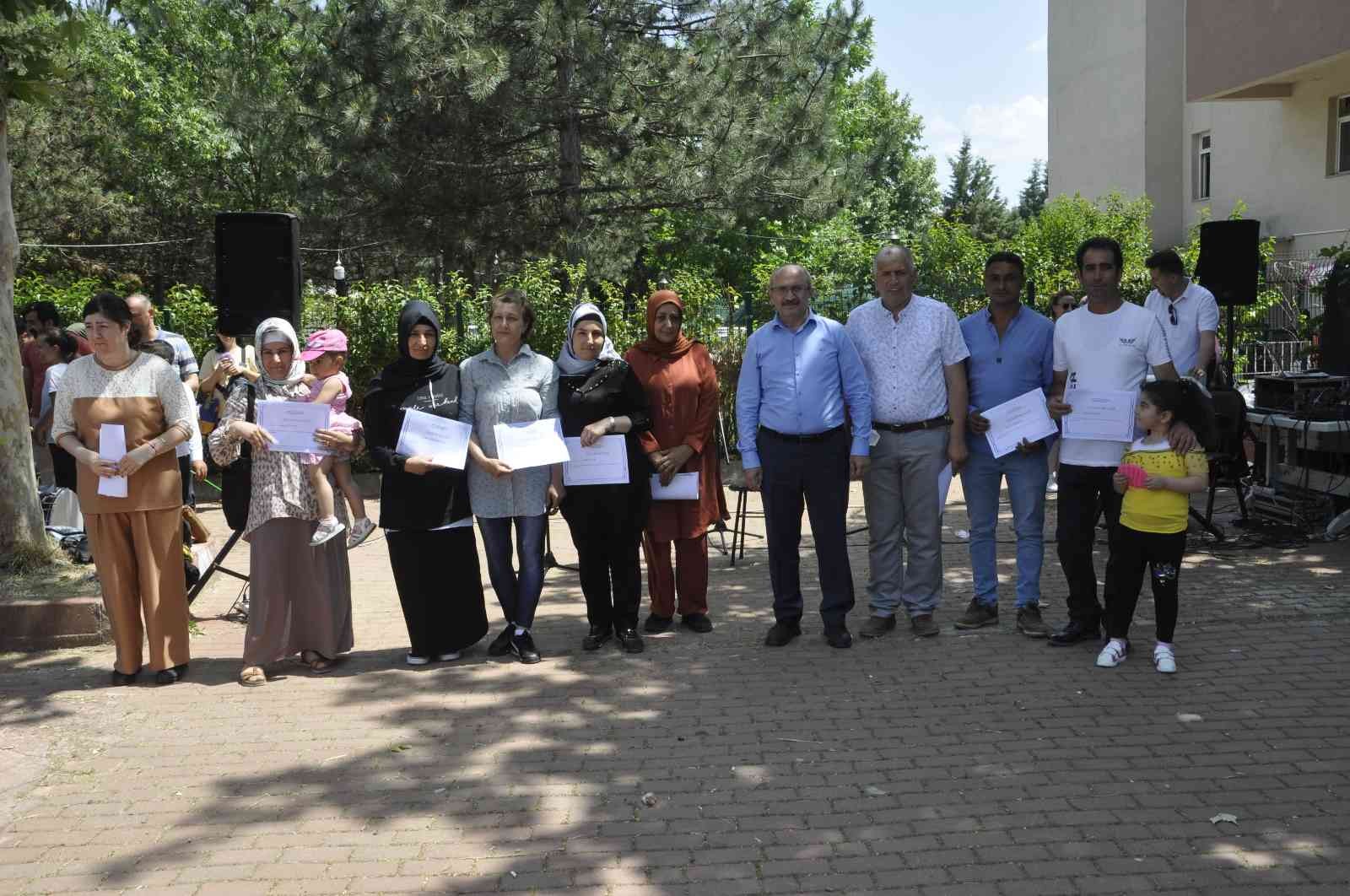 Tekirdağ’ın Muratlı ilçesinde ‘Hayat Boyu Öğrenme Şenliği’ programı düzenlendi. Muratlı Milli Eğitim Müdürlüğünce tertiplenen program, saygı ...