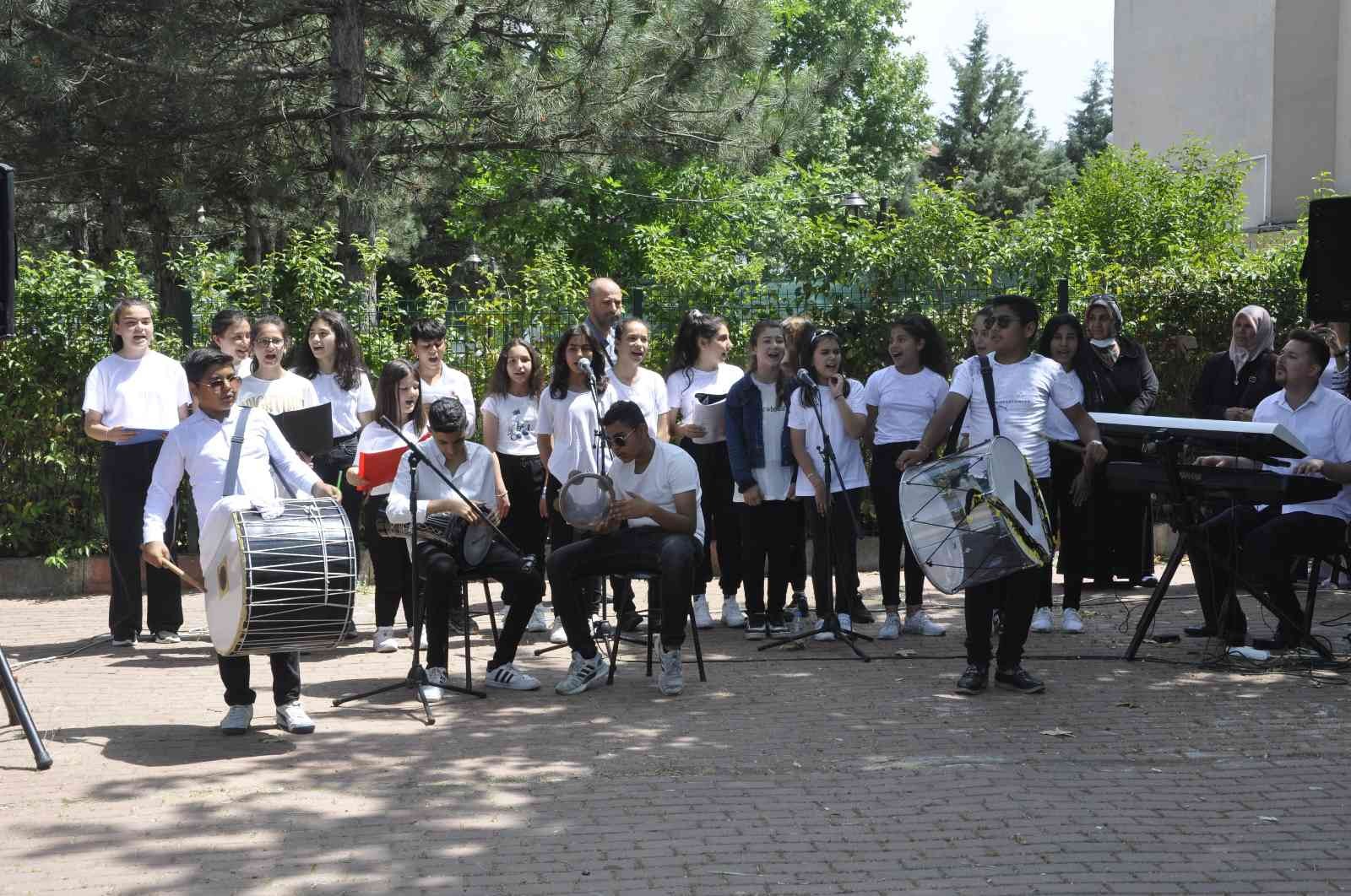 Tekirdağ’ın Muratlı ilçesinde ‘Hayat Boyu Öğrenme Şenliği’ programı düzenlendi. Muratlı Milli Eğitim Müdürlüğünce tertiplenen program, saygı ...