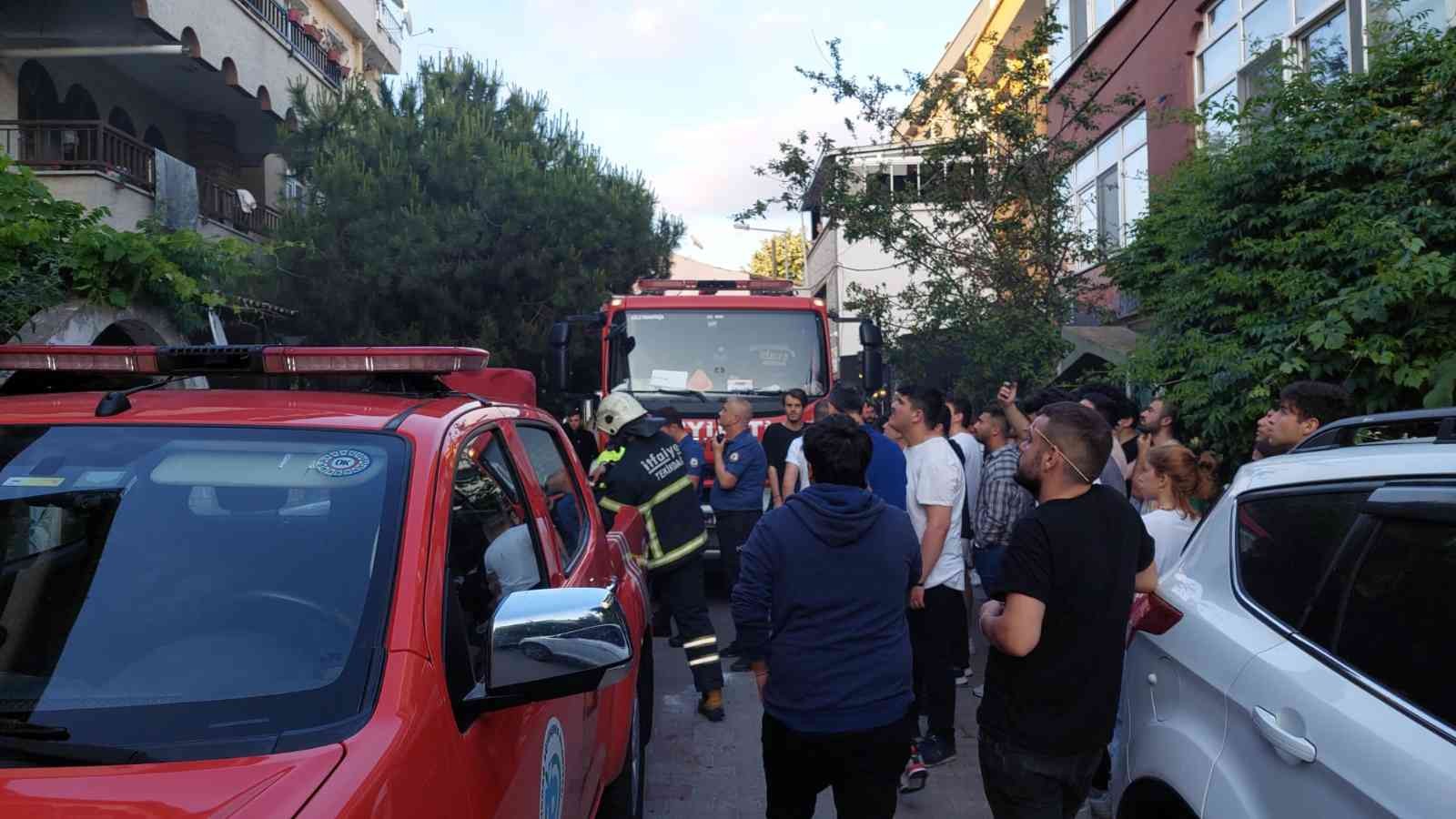 Tekirdağ’ın Süleymanpaşa ilçesinde öğrenci evinde yangın çıktı. İtfaiye ekipleri söndürme çalışması başlatırken, etrafa toplanan kalabalık ...