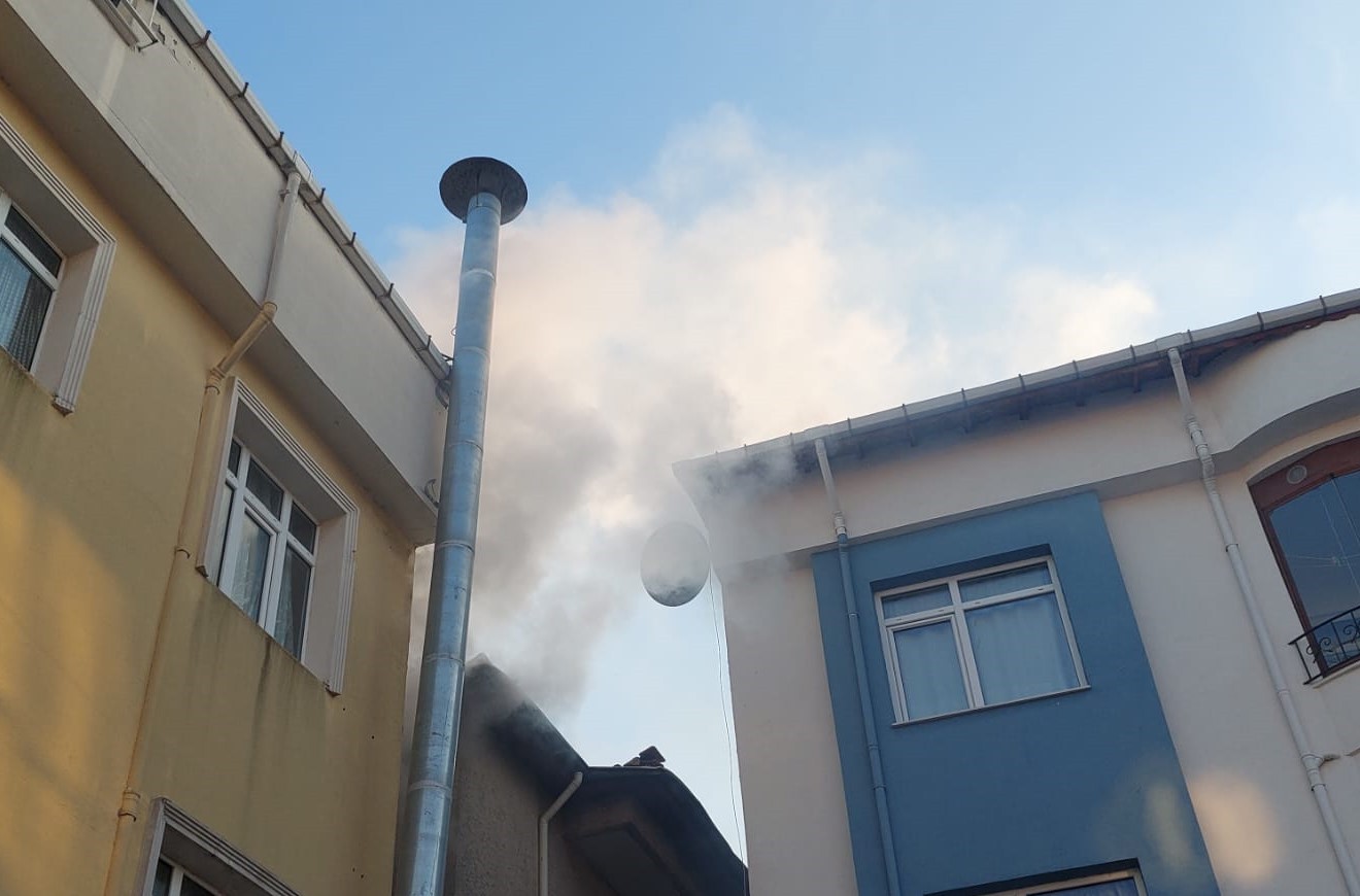 Tekirdağ’ın Süleymanpaşa ilçesinde öğrenci evinde yangın çıktı. İtfaiye ekipleri söndürme çalışması başlatırken, etrafa toplanan kalabalık ...