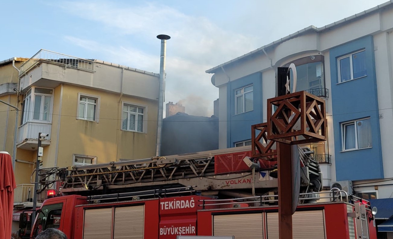 Tekirdağ’ın Süleymanpaşa ilçesinde öğrenci evinde yangın çıktı. İtfaiye ekipleri söndürme çalışması başlatırken, etrafa toplanan kalabalık ...