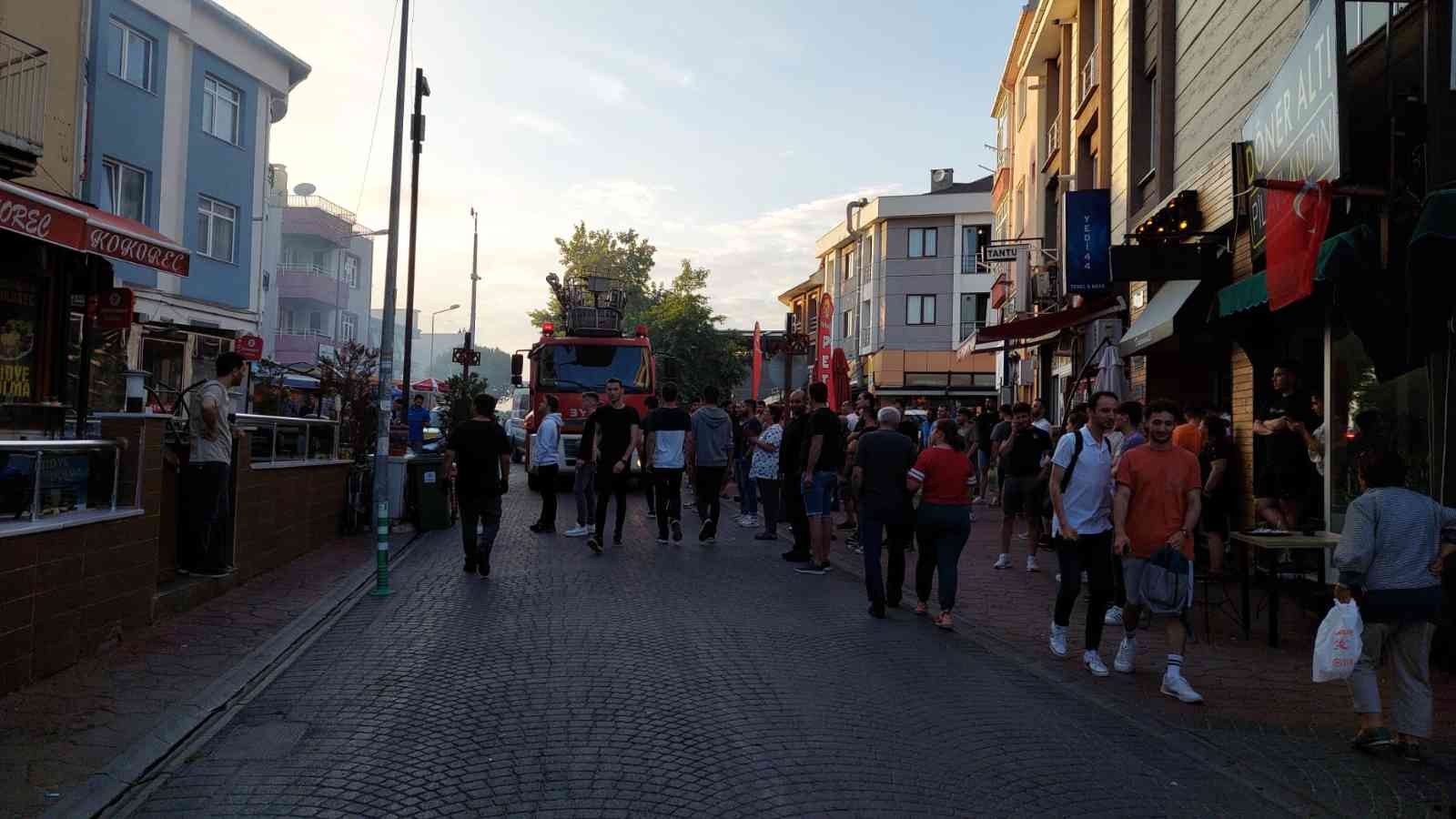 Tekirdağ’ın Süleymanpaşa ilçesinde öğrenci evinde yangın çıktı. İtfaiye ekipleri söndürme çalışması başlatırken, etrafa toplanan kalabalık ...