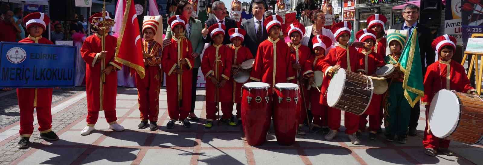 Edirne’de öğrencilerin devamsızlık sorununu çözmek için kurulan mehter takımı, verdiği konserle vatandaşların beğenisini kazandı. Merkez Meriç ...