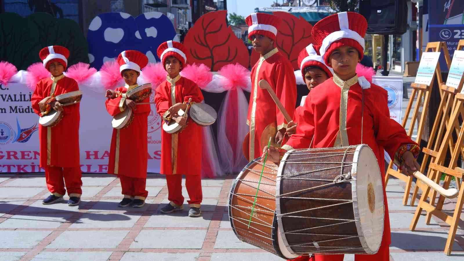 Edirne’de öğrencilerin devamsızlık sorununu çözmek için kurulan mehter takımı, verdiği konserle vatandaşların beğenisini kazandı. Merkez Meriç ...