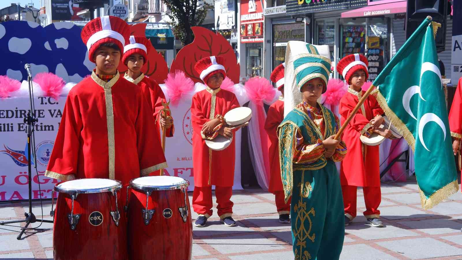 Edirne’de öğrencilerin devamsızlık sorununu çözmek için kurulan mehter takımı, verdiği konserle vatandaşların beğenisini kazandı. Merkez Meriç ...