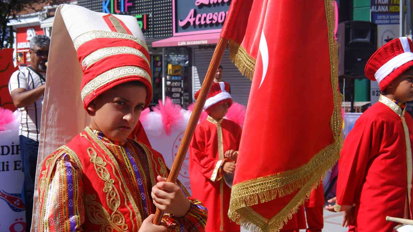 Edirne’de öğrencilerin devamsızlık sorununu çözmek için kurulan mehter takımı, verdiği konserle vatandaşların beğenisini kazandı. Merkez Meriç ...