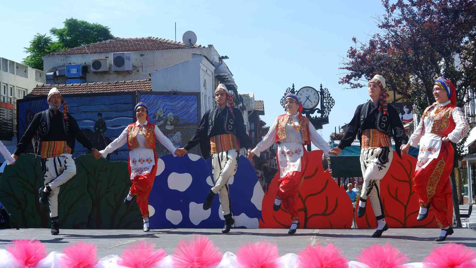 Edirne’de öğrencilerin devamsızlık sorununu çözmek için kurulan mehter takımı, verdiği konserle vatandaşların beğenisini kazandı. Merkez Meriç ...